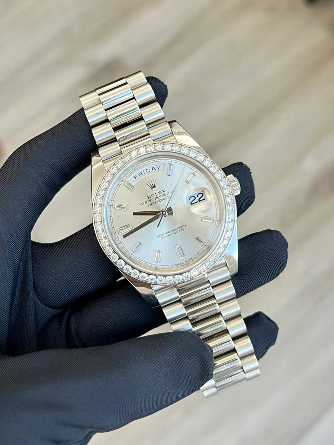 Day-Date（デイデイト） 40 | オイスター、40 mm、ホワイトゴールド、ダイヤモンド  リファレンス 228349RBR-0001