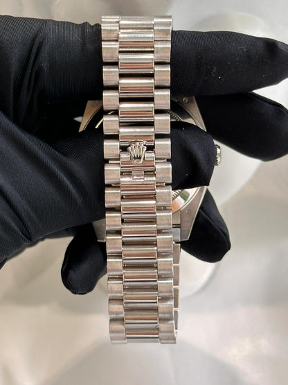 Day-Date（デイデイト） 40 | オイスター、40 mm、ホワイトゴールド、ダイヤモンド  リファレンス 228349RBR-0001